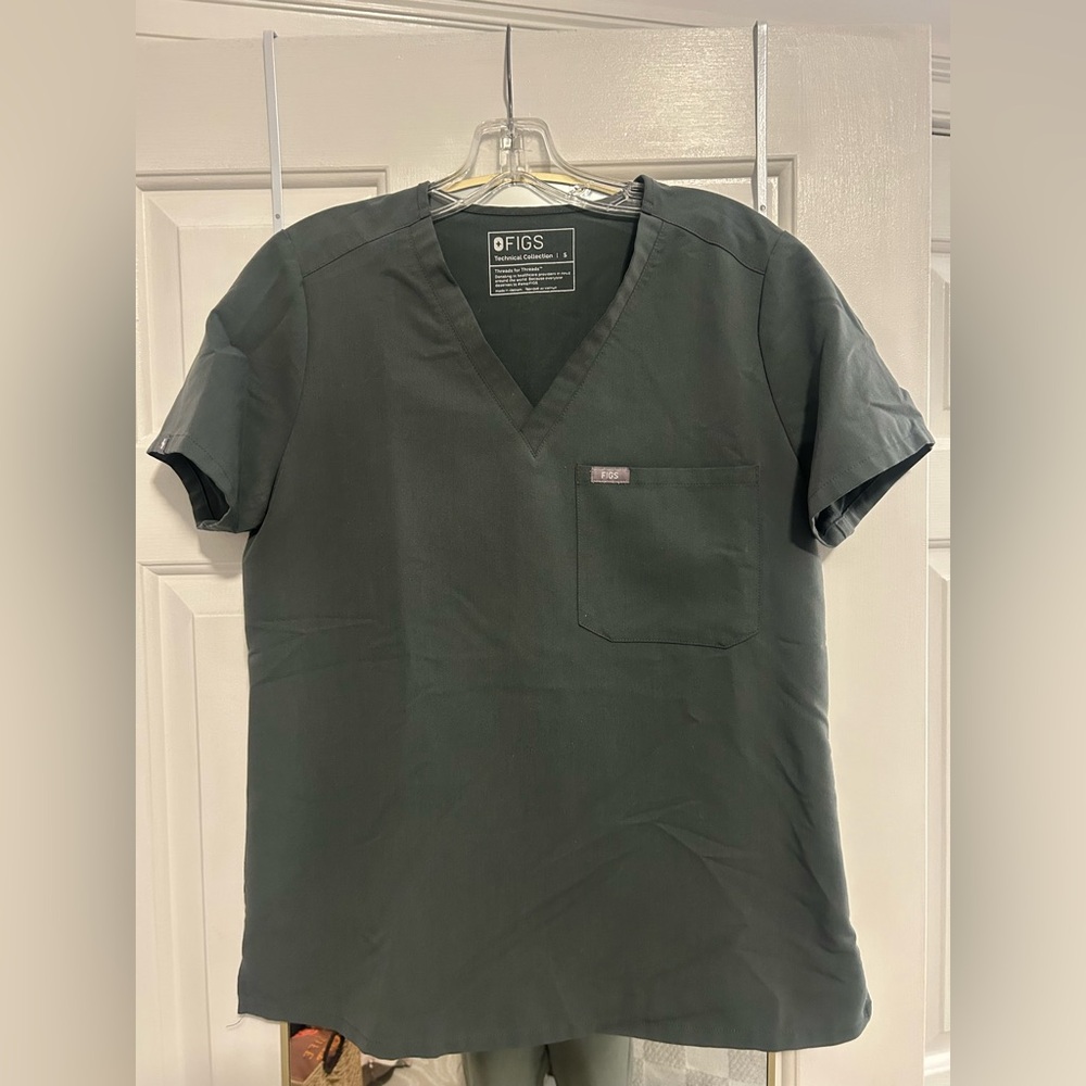 FIGS Women’s Catarina Scrub Top